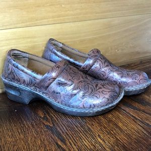 Boc womens brown clogs